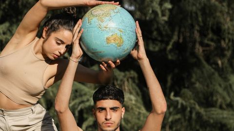 Couple dans la nature tenant un globe terrestre