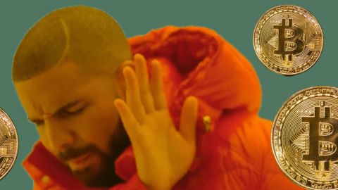 Pourquoi Wikimedia ne veut plus de dons en cryptos Le meme de Drake symbolisant le rejet et des pièces de Bitcoin