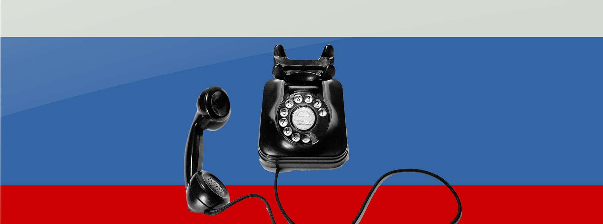 Un téléphone vintage sur fond de drapeau russe