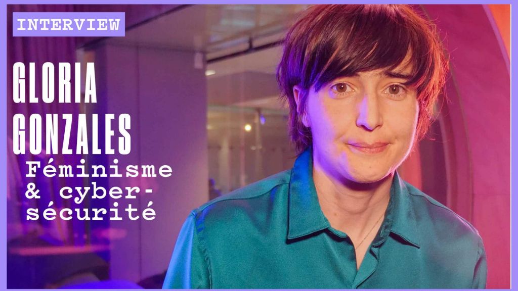 portrait de femme à côté d'un titre