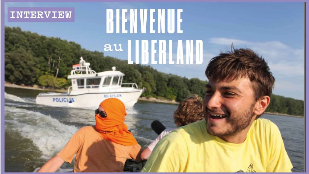 personnes sur un lac devant un bateau