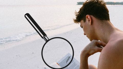 Un homme en train de lire sur une plage