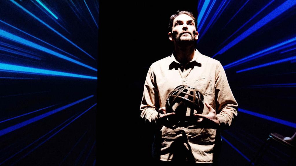 Samuel Valensi sur scène dans la pièce Coupures