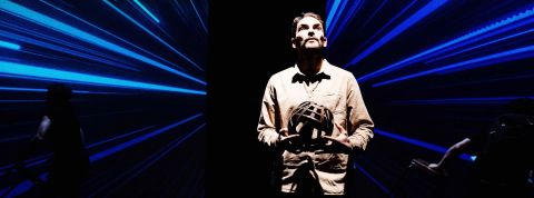 Poursuite-du-bleu Samuel Valensi sur scène dans la pièce Coupures