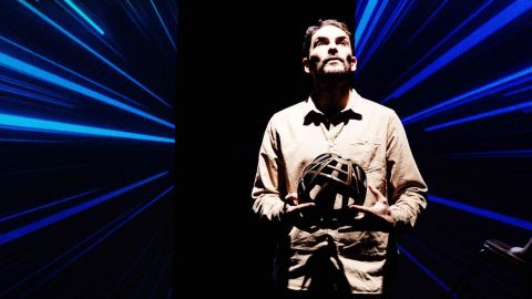 Samuel Valensi sur scène dans la pièce Coupures