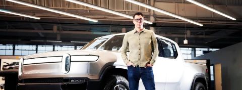 Scaringe R.J. Scaringe pose devant un pickup Rivian