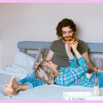 Un couple en pyjama sur un lit