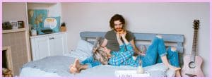 Un couple en pyjama sur un lit