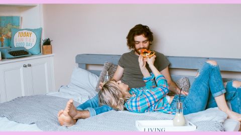 Un couple en pyjama sur un lit