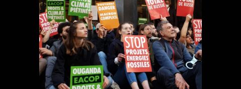 Des activistes pour le climat se font insulter par des actionnaires de Total Manifestation