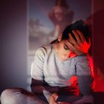 Jeunes fille dansle noir devant son smartphone