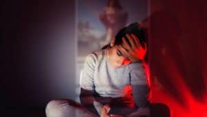 Jeunes fille dansle noir devant son smartphone