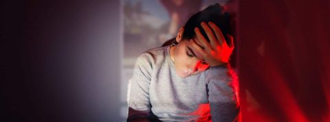 Une adolescente exploitée sexuellement attaque Snapchat Jeunes fille dansle noir devant son smartphone