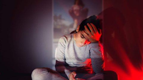 Jeunes fille dansle noir devant son smartphone