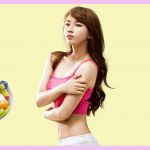 Sur fond jaune, une jeune fille brune avec un verre d'eau et une assiette de fruits