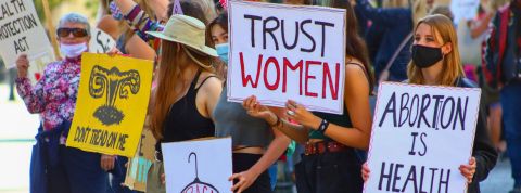 La surveillance numérique inquiète à l'heure où l'avortement est menacé Manifestation contre l'interdiction de l'avortement