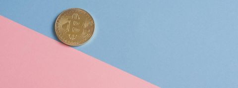 La valeur du bitcoin chute de 50 % Bitcoin qui glisse vers le bas sur une pente