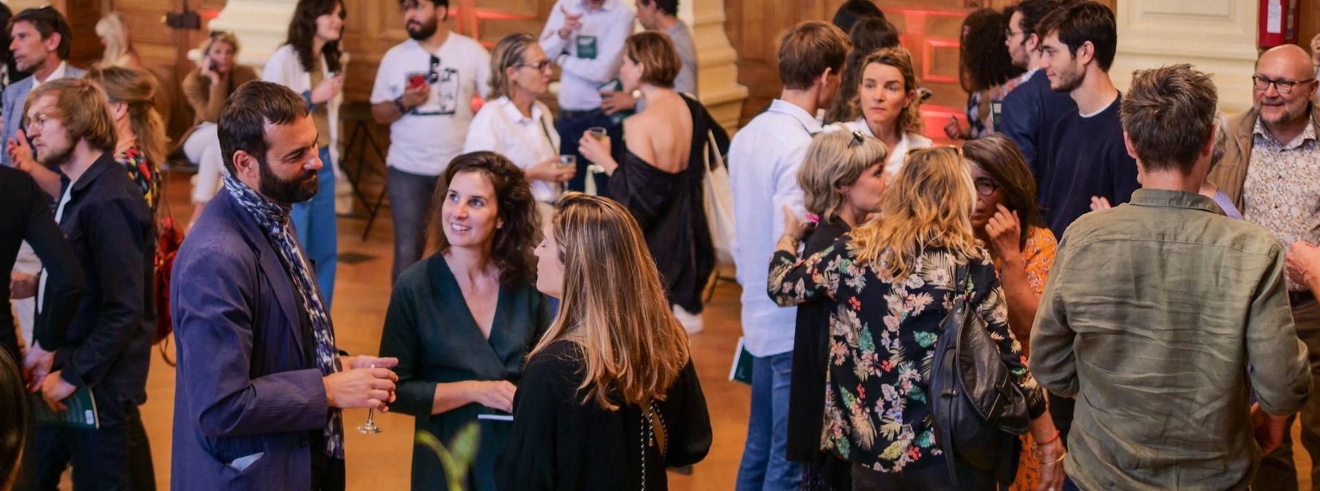 cocktail personnes debout discutant dans une salle
