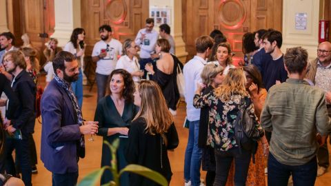 personnes debout discutant dans une salle