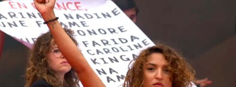 A Cannes, « les colleuses » déroulent une banderole en mémoire des 129 victimes de féminicides Femme le poing levé