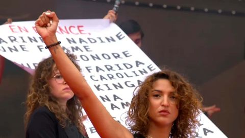 Femme le poing levé