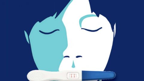 Femme avec un test de grossesse