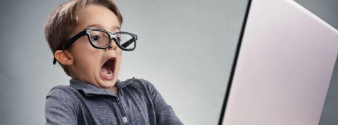 Une faute de frappe a envoyé 36 millions de dollars de crypto à une adresse inaccessible Choqué et de surprise garçon sur internet avec un ordinateur portable