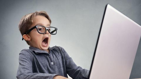 Choqué et de surprise garçon sur internet avec un ordinateur portable