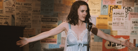 drole une femme en nuisette en train de faire du stand up