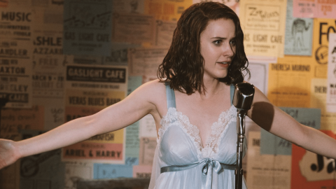 une femme en nuisette en train de faire du stand up