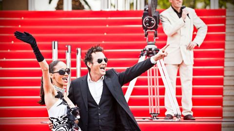 Couple sur les marches du palais des festival de Cannes