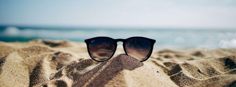 Goldman Sachs offre des congés illimtés à ses cadres et dirigeants Sable avec une paire de lunettes posées dessus