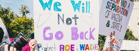 Gucci a annoncé qu’en cas de retrait du droit à l’avortement, elle couvrira les frais de déplacement de ses salariées pour aller dans un autre Etat. Pancarte : We will not go back - Protect Roe vs Wade