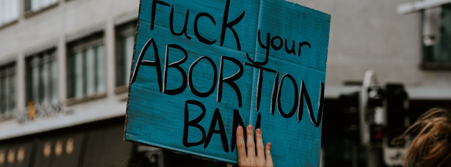 Pancarte : "Fuck Abortion Ban"
