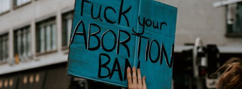 Amazon va rembourser les employés américains qui voyagent pour des avortements, d'autres traitements Pancarte : - Fuck Abortion Ban -