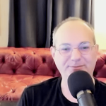 un homme derrière son micro