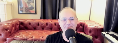 kevin MacLeod un homme derrière son micro