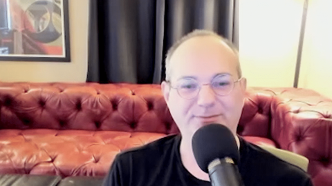 un homme derrière son micro