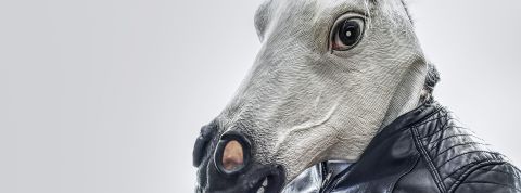 L'homme qui s'était fait voler son avatar Un homme en veste de cuir porte un masque cheval