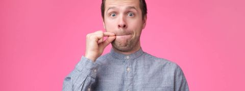 Meta demande à ses employés d'arrêter de discuter de l'avortement au travail Jeune homme montrant un signe de fermer la bouche et le silence