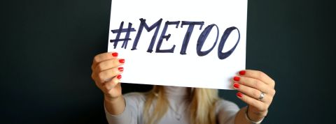 Suite aux témoignages anonymes, répertoriés par le compte « Balance ton agency » (BTA), Julien Carette et Christophe Coffre, co-présidents de l'agence Havas Paris, ont indiqué se « mettre en retrait ». Pancarte #Metoo