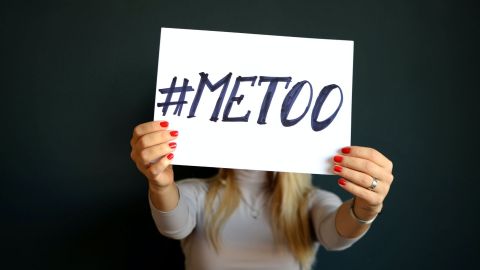 Suite aux témoignages anonymes, répertoriés par le compte « Balance ton agency » (BTA), Julien Carette et Christophe Coffre, co-présidents de l'agence Havas Paris, ont indiqué se « mettre en retrait ». Pancarte #Metoo