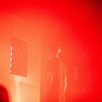 homme devant un monolithe