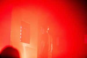 homme devant un monolithe