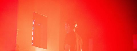 molecule-8864 web homme devant un monolithe