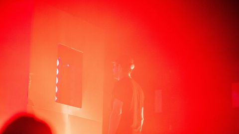 homme devant un monolithe