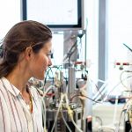 Hélène Briand, fondatrice de Bon Vivant, devant un fermenteur