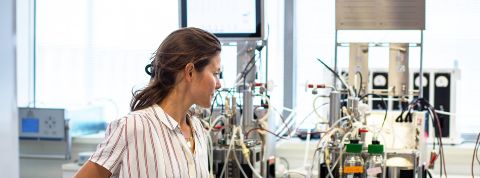 Protéines alternatives : ruée vers le nouvel eldorado de la biotech Hélène Briand, fondatrice de Bon Vivant, devant un fermenteur