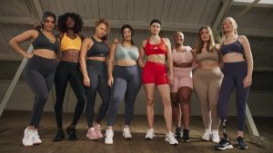 Publicité adidas avec des femmes en soutien gorge de sport