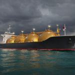 Navire-citerne liquéfié de gaz naturel dans la mer